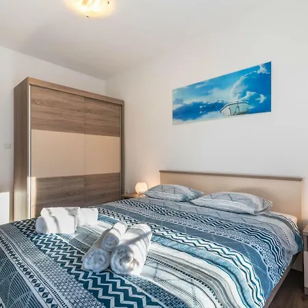 Market Apartment *